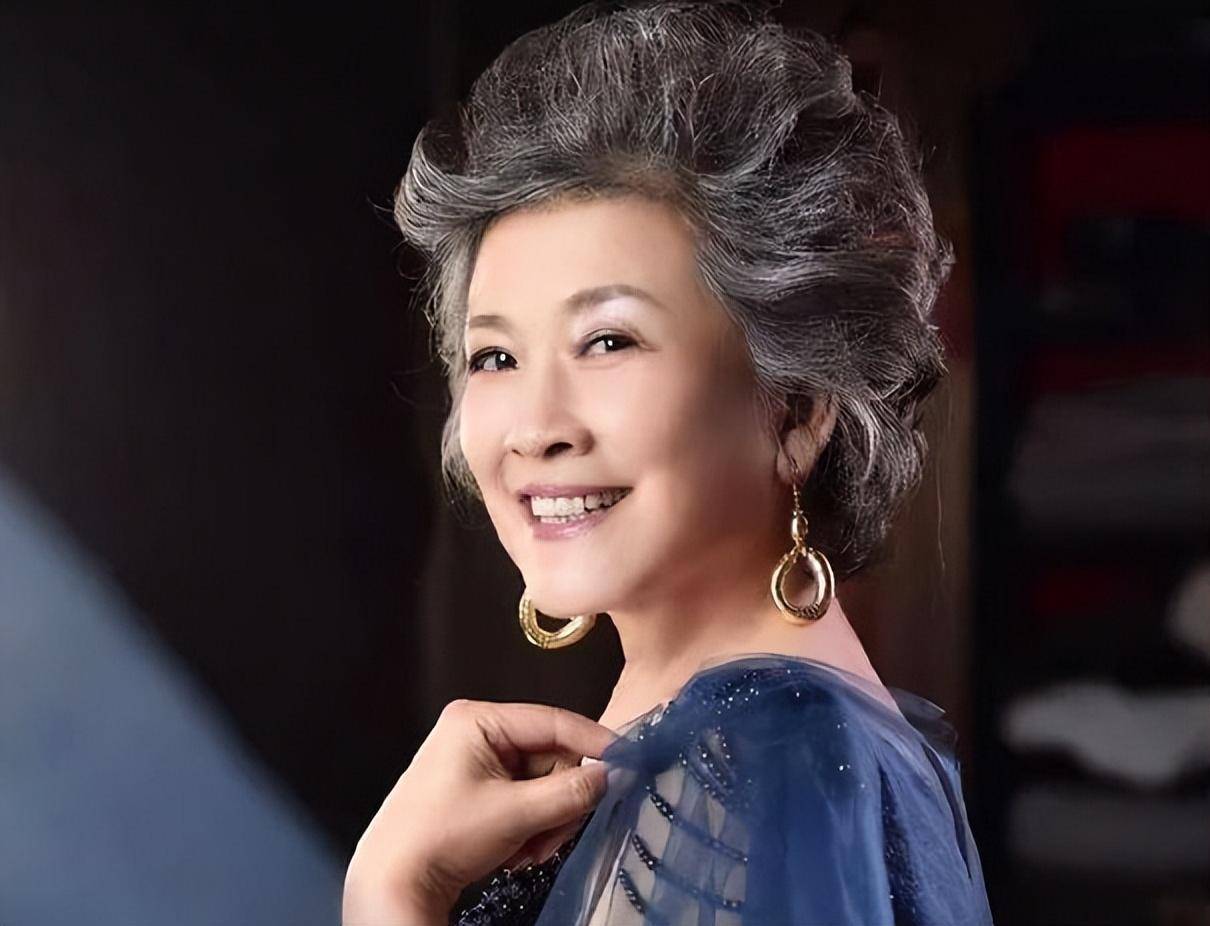 宋春丽:因拍戏终生不育,和丈夫丁克40多年,61岁才当妈妈!