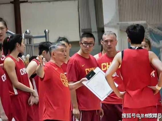 宫鲁鸣带队又输球？中国女篮集训队迎战云南财经男篮校队，输3分
