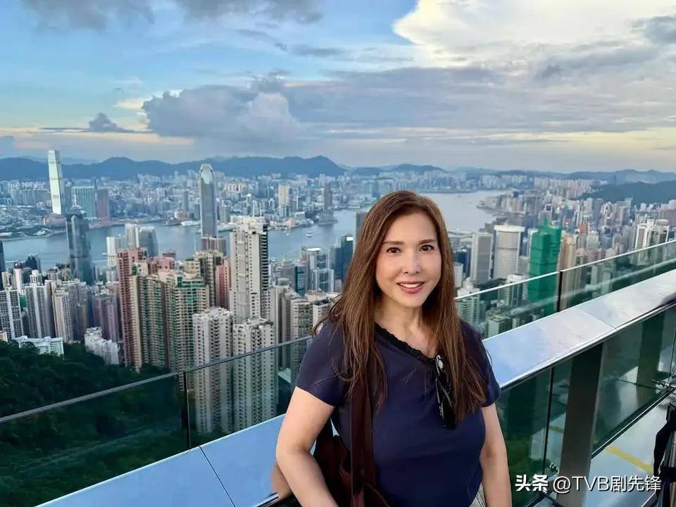 早前李婉华也有晒出与囡囡拍摄的毕业照片,并留言称为她感到骄傲