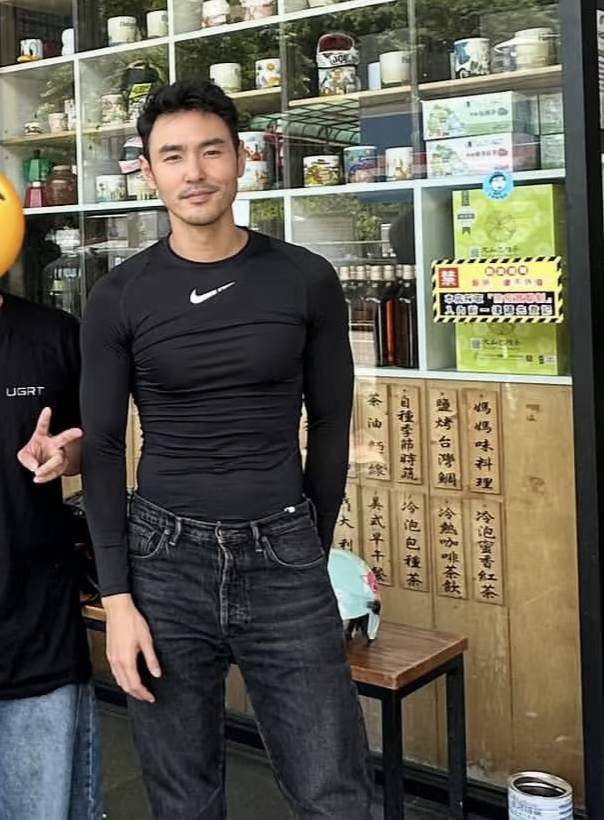 42岁阮经天穿紧身服现身街头,胸肌大腰细,健美身材堪比国际男模