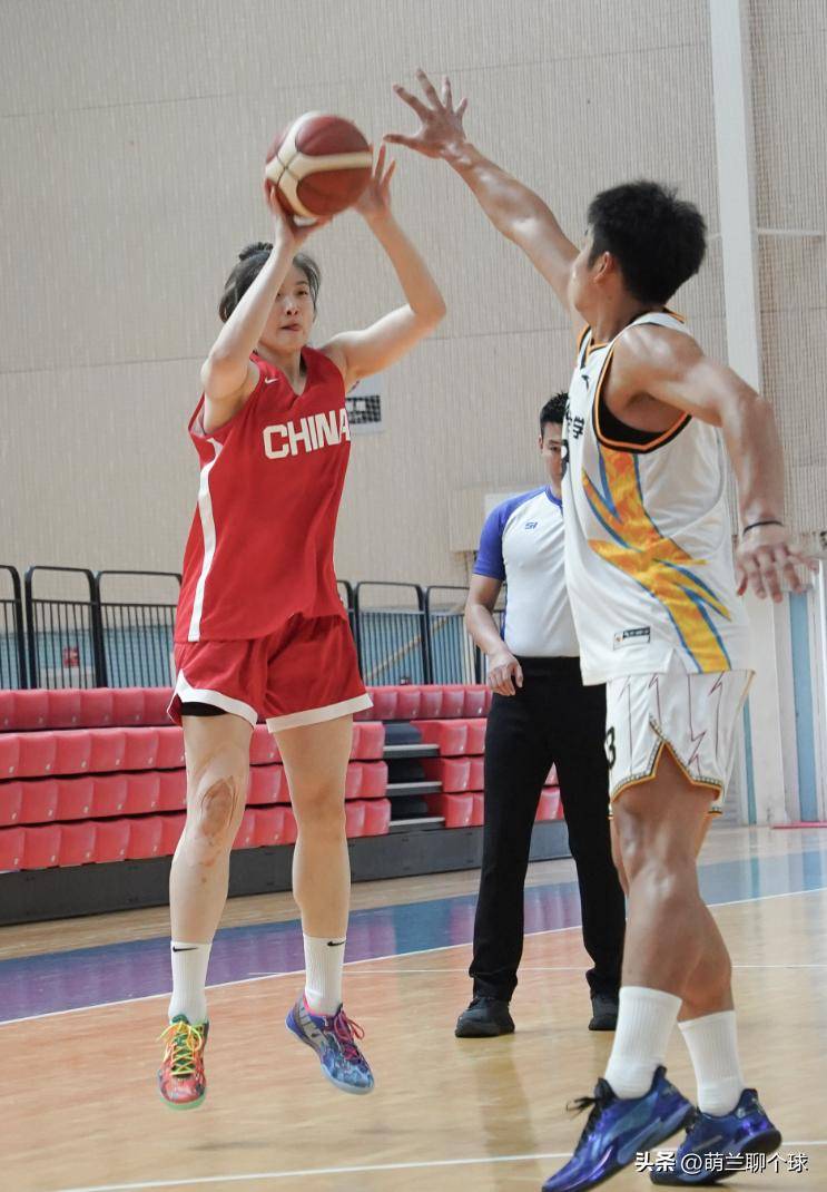 集训25天后，中国女篮打了第2场热身赛，输大学队3分，宫鲁鸣好难