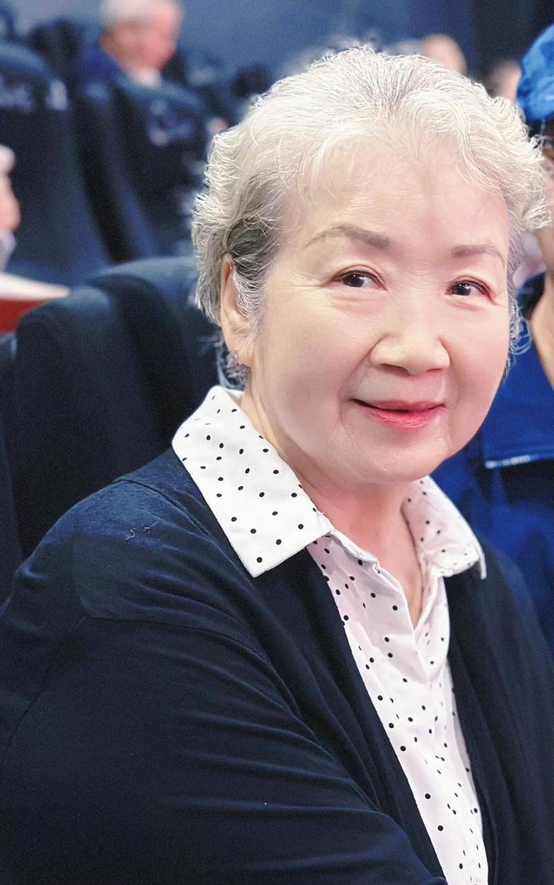 —这个"不务正业"的姑娘,就是后来两度封后的曹翠芬