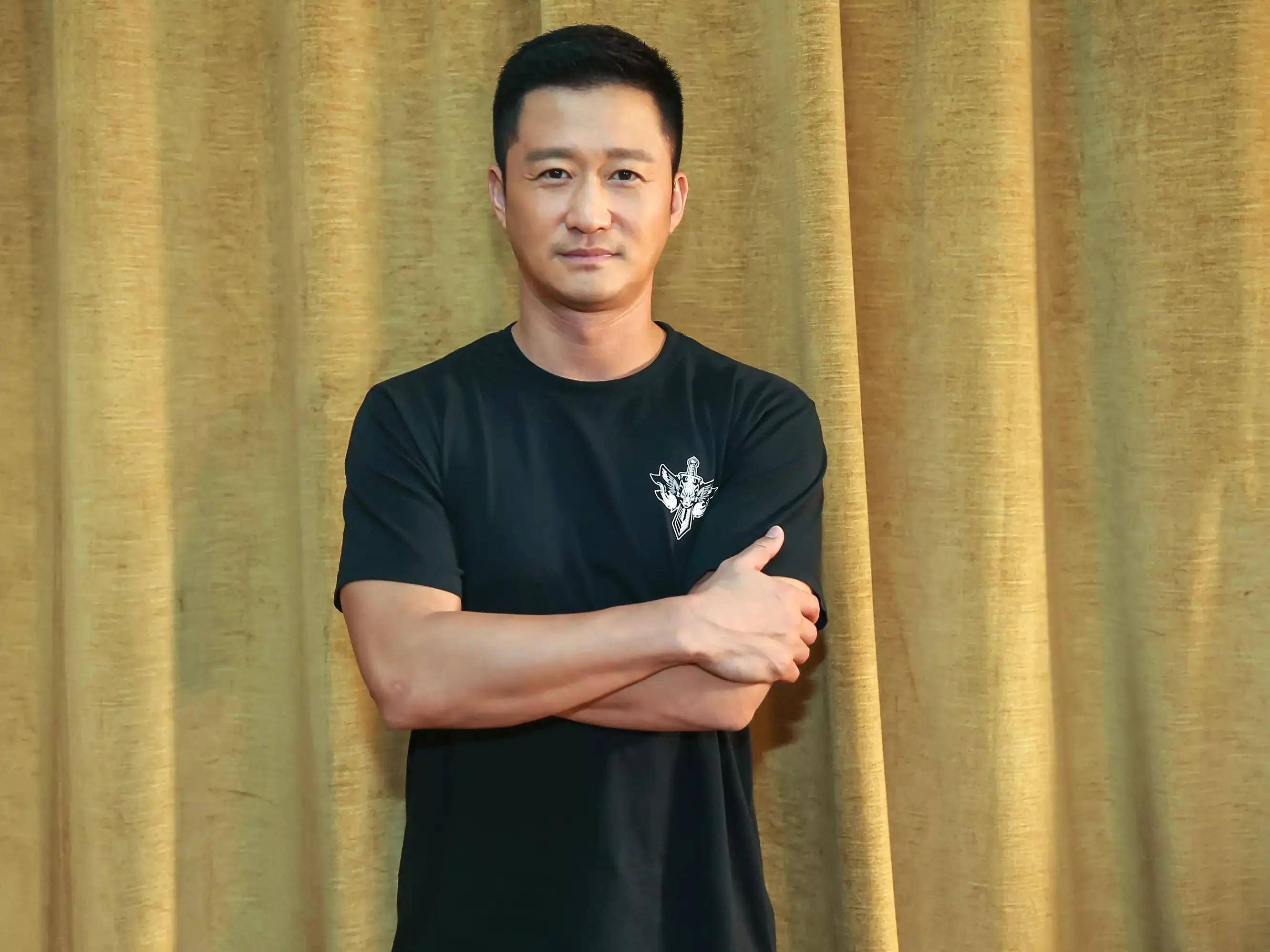 吴京"部队关系硬"人设崩塌:阅兵邀请函成照妖镜,只能守着电视