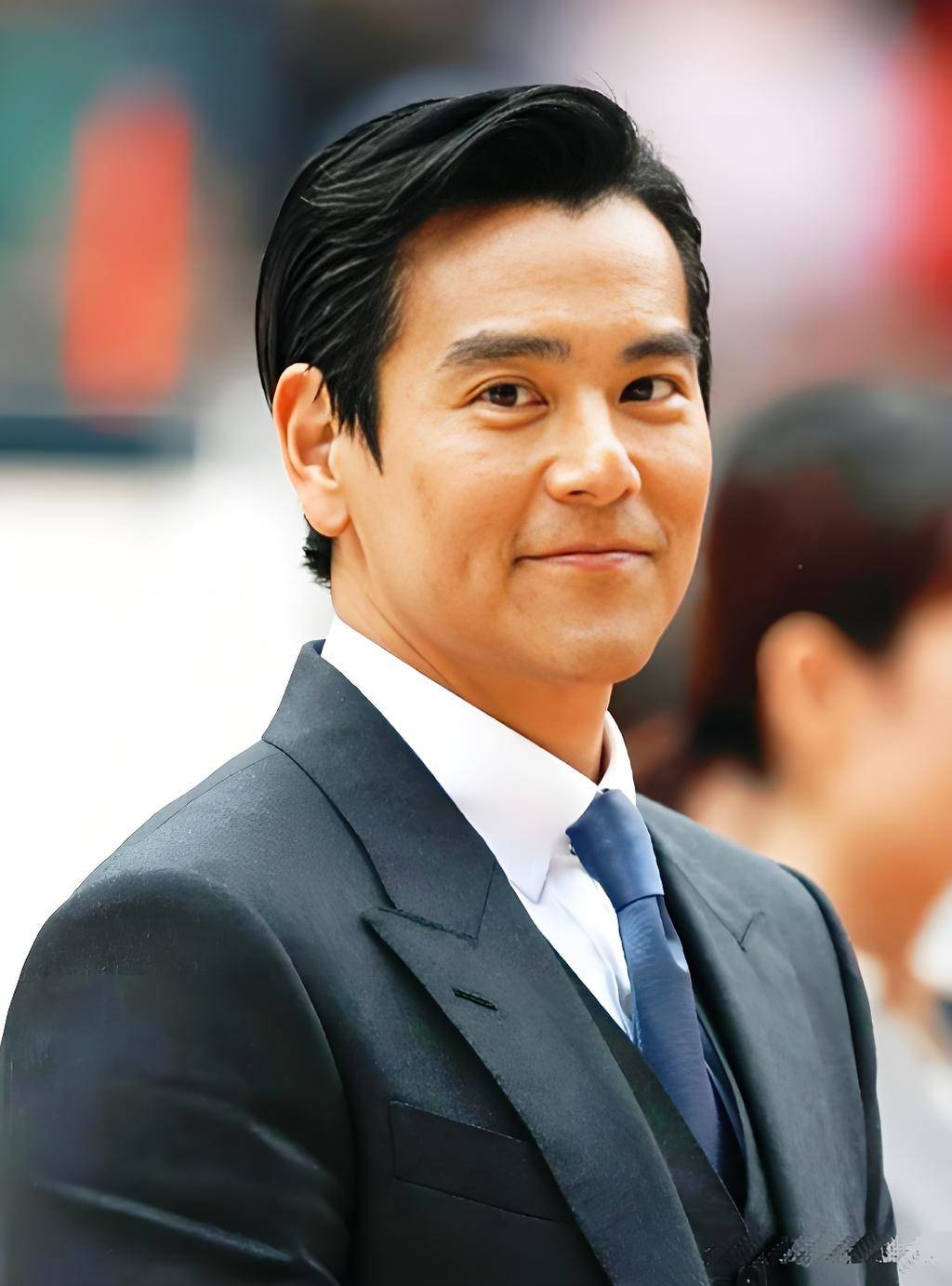 43岁彭于晏大方走在北京街头,粉丝围绕,笑容暖到心坎!