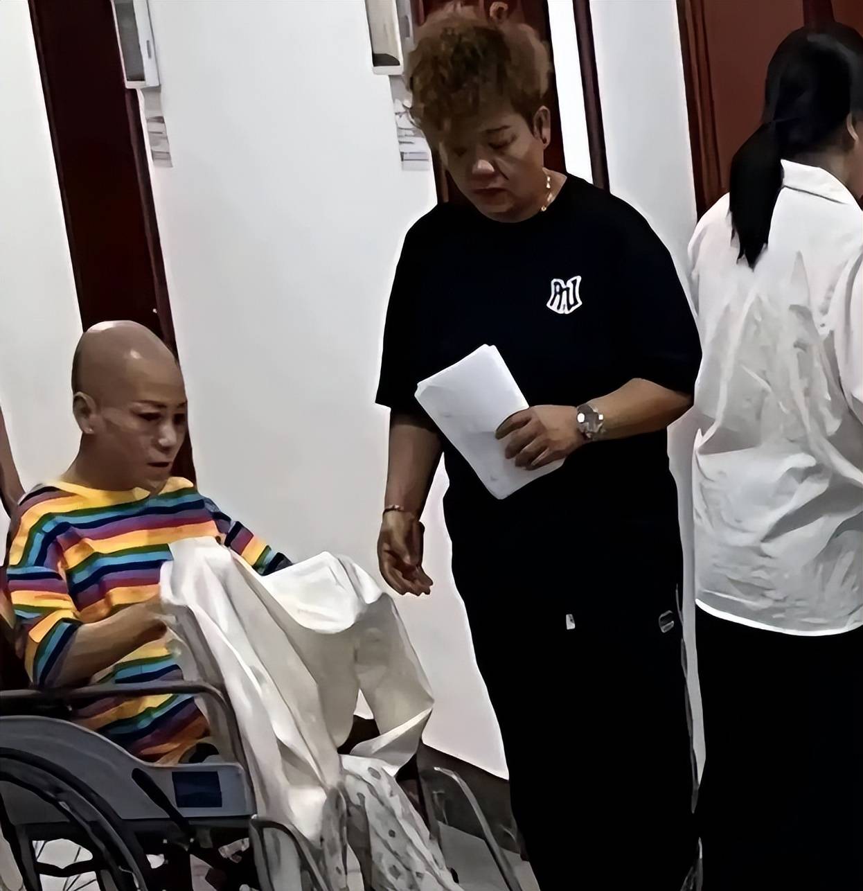 相当催泪的莫过于灵车队伍清一色的豪华轿车打着双闪车顶奠字森然