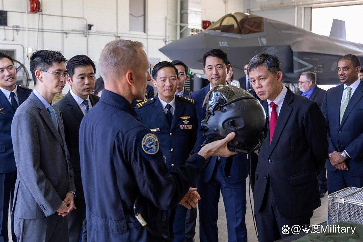 洛克希德·马丁公司,为第一架f-35b战斗机签名