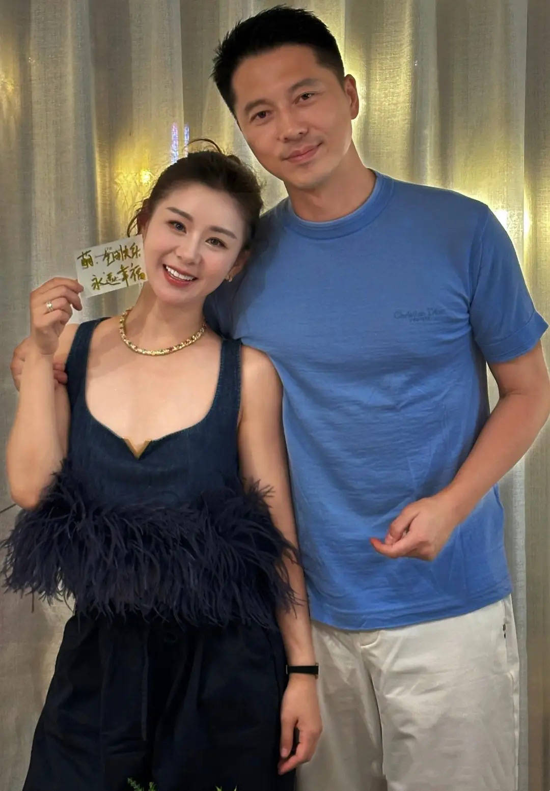 李小萌庆40岁生日,穿牛仔装戴大金链子真飒,王雷准备惊喜太感人