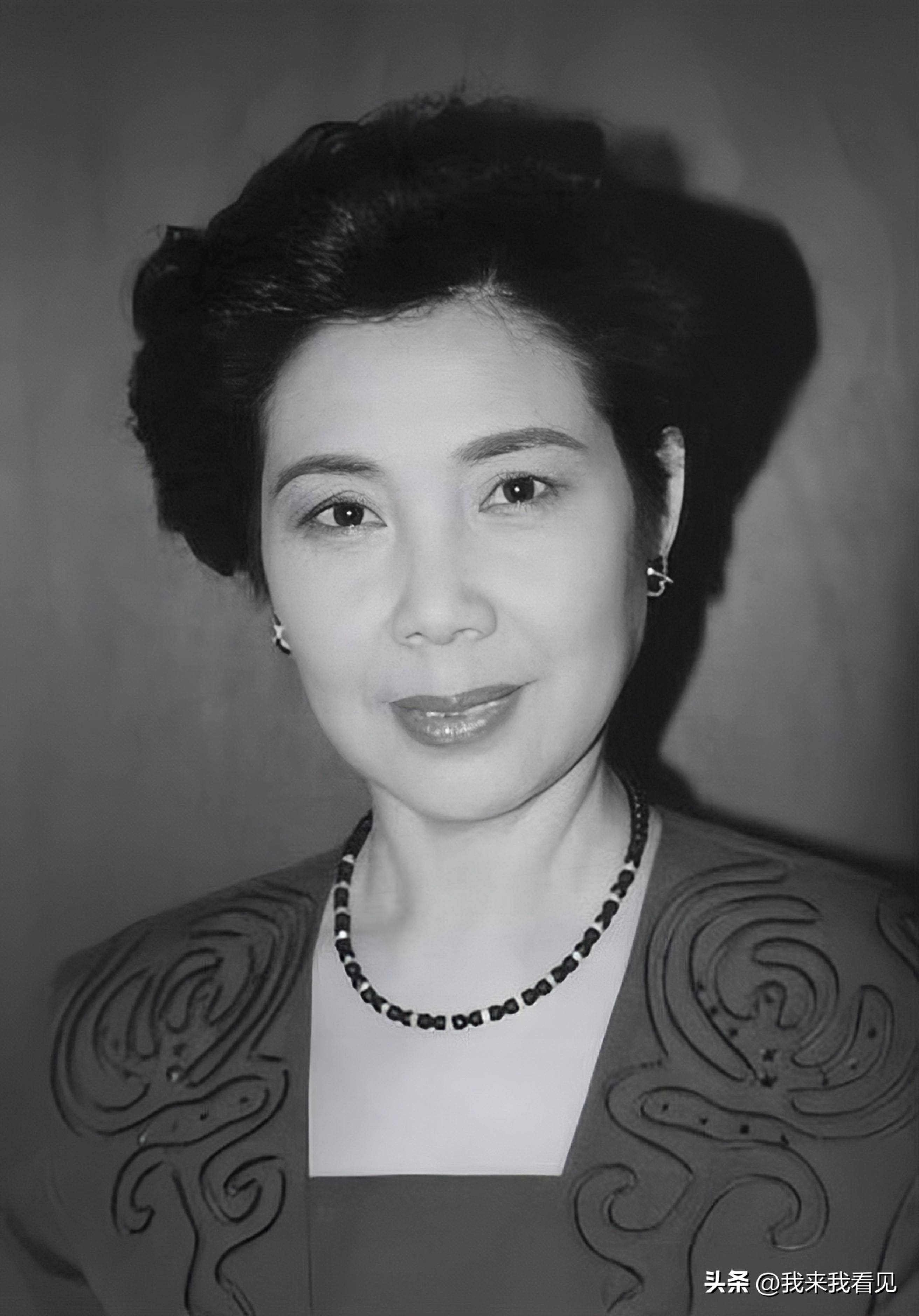 秦怡和张瑞芳中间这位美女,是赵青,还是郑振瑶?