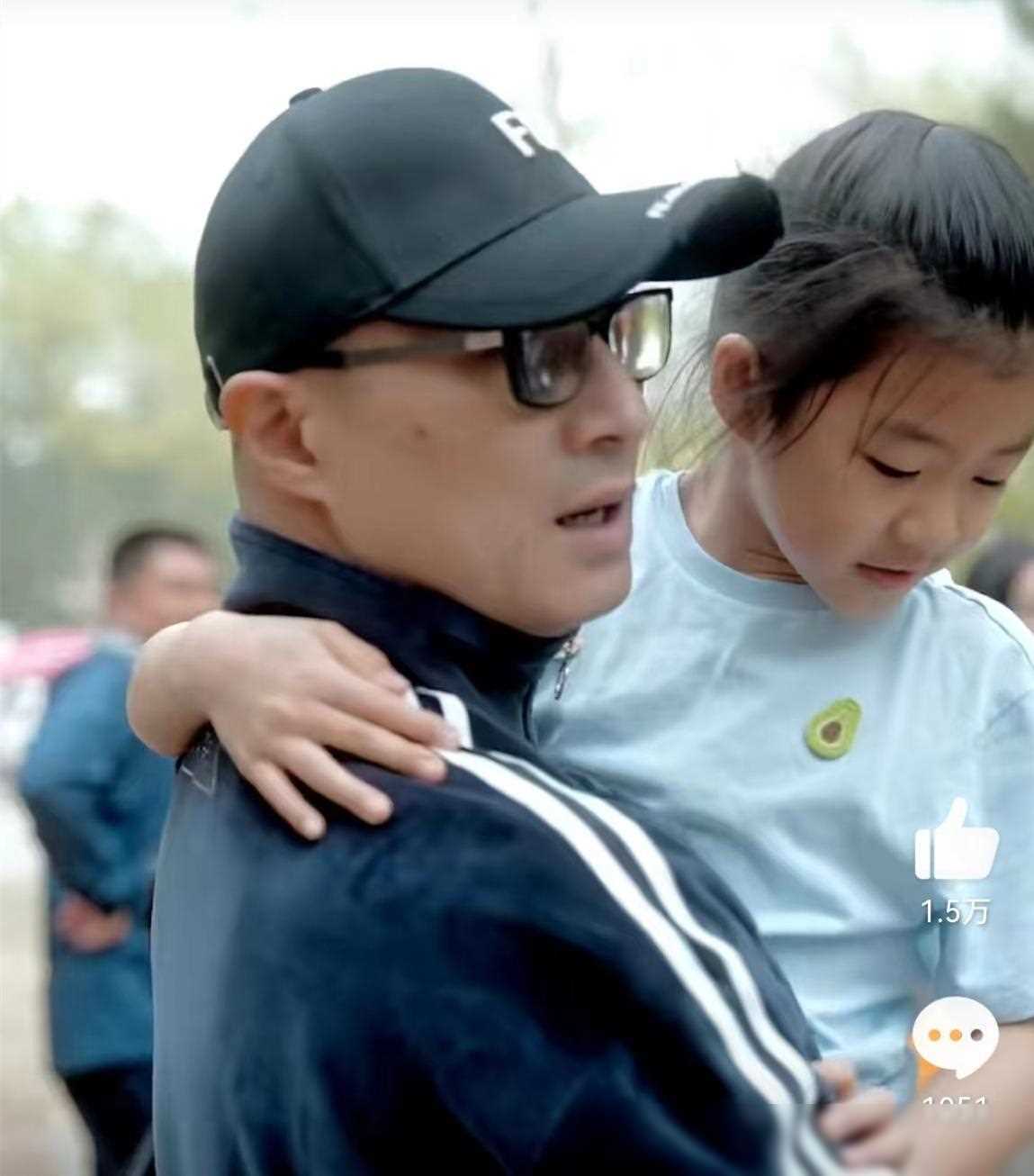 章子怡陪一双儿女过儿童节发布的照片有蹊跷狗仔说对了