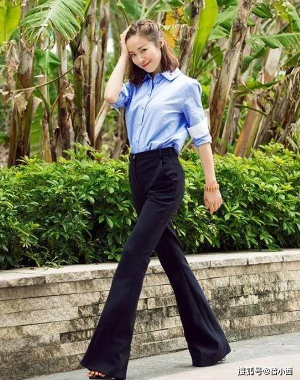 40岁江一燕与女儿隐居,穿花衬衫短裤在田间吃西瓜,松弛感绝了