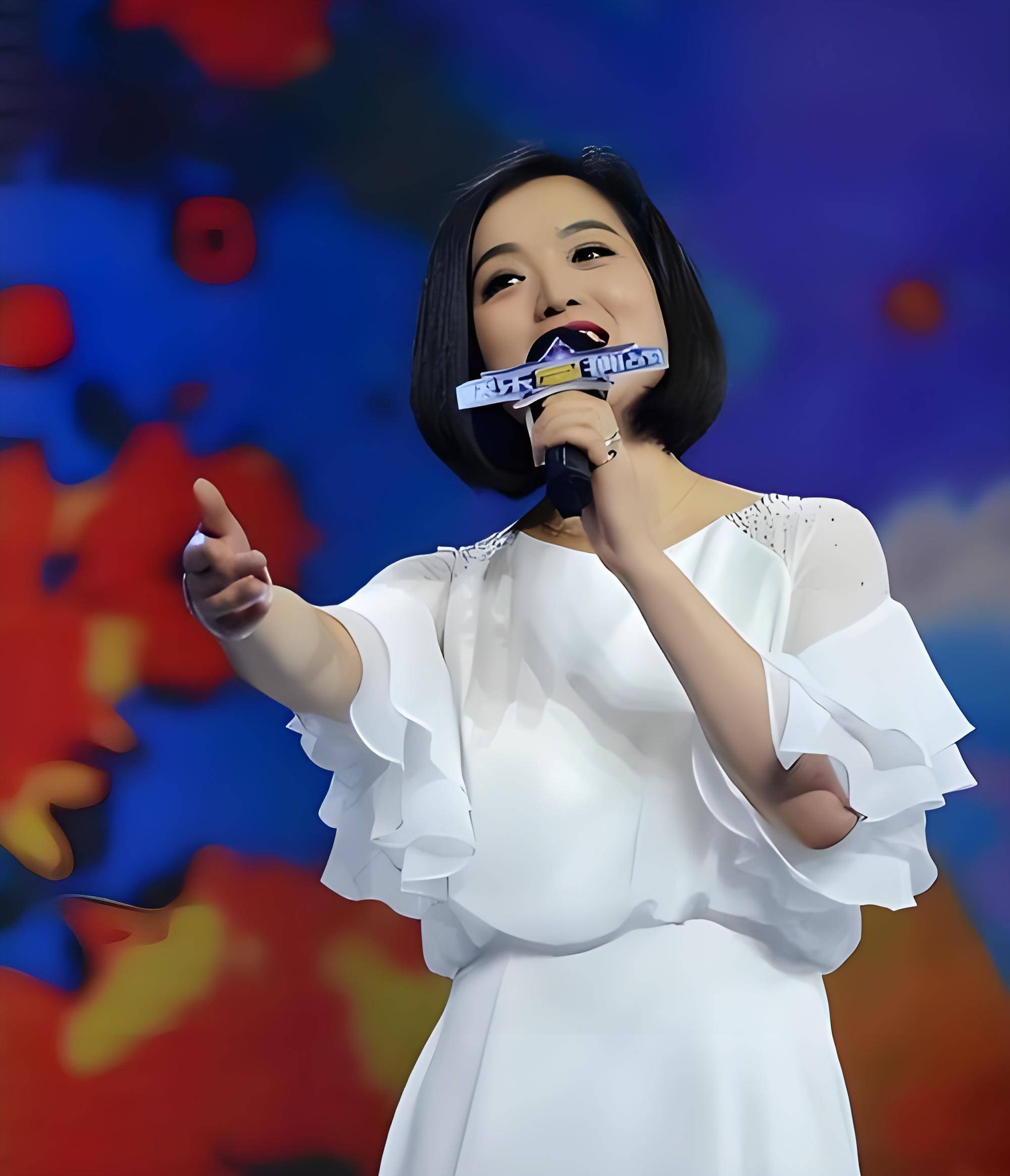 歌手白雪:38岁与富豪离婚,二婚嫁小8岁东北丈夫,现状怎样了?