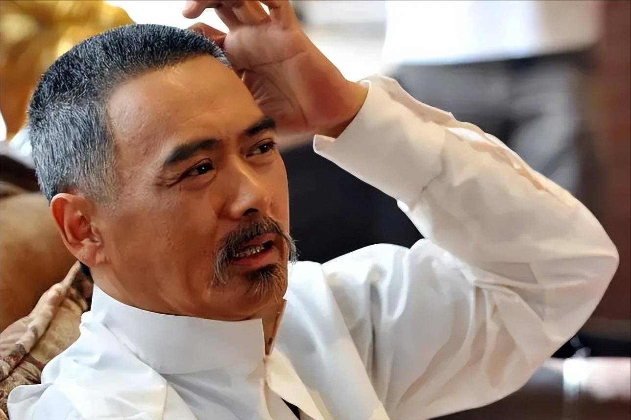 当记者再次提及捐款一事时,周润发的态度发生了戏剧性的转变