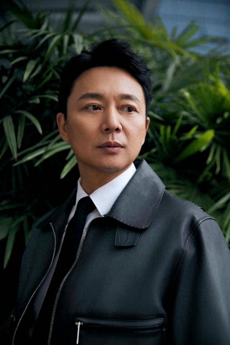 演员刘奕君:带着儿子再婚,中年得女后,与儿子一起将她宠成公主