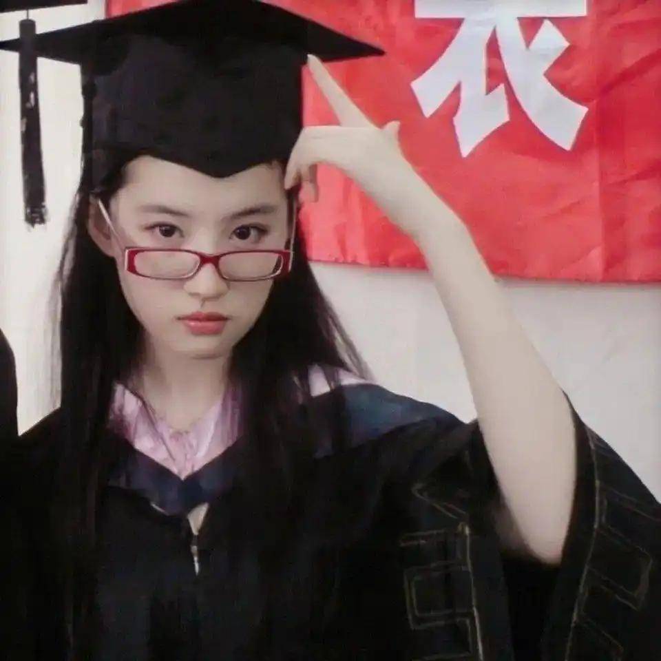 刘亦菲自曝上学时没人追,看了她的学生照,换做我我也不敢