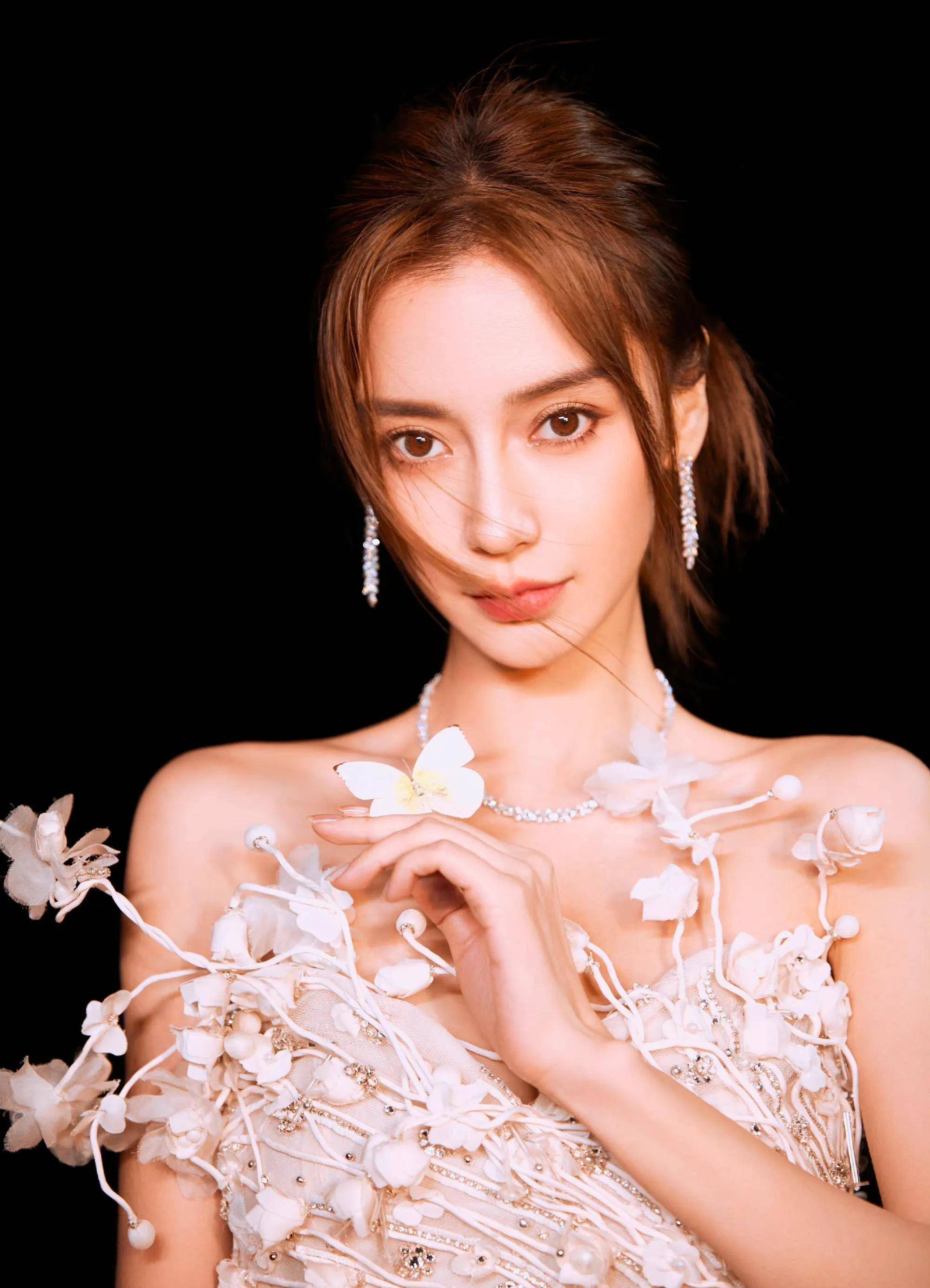 杨颖18岁在日本照片曝光,大口啃雪糕毫无形象,整容与否一看便知