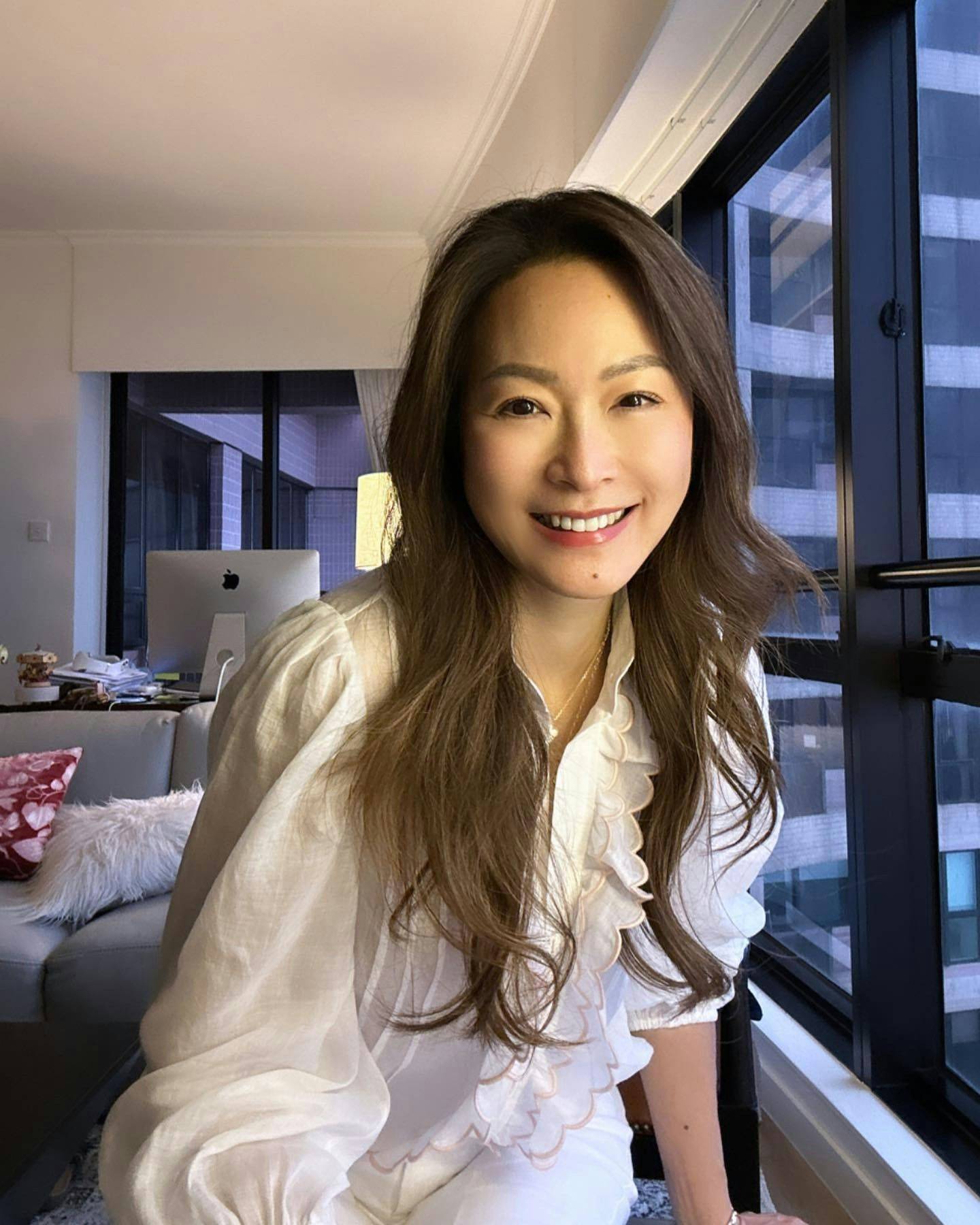 童爱玲台风前送儿子返英 22岁初恋之子身高超190cm