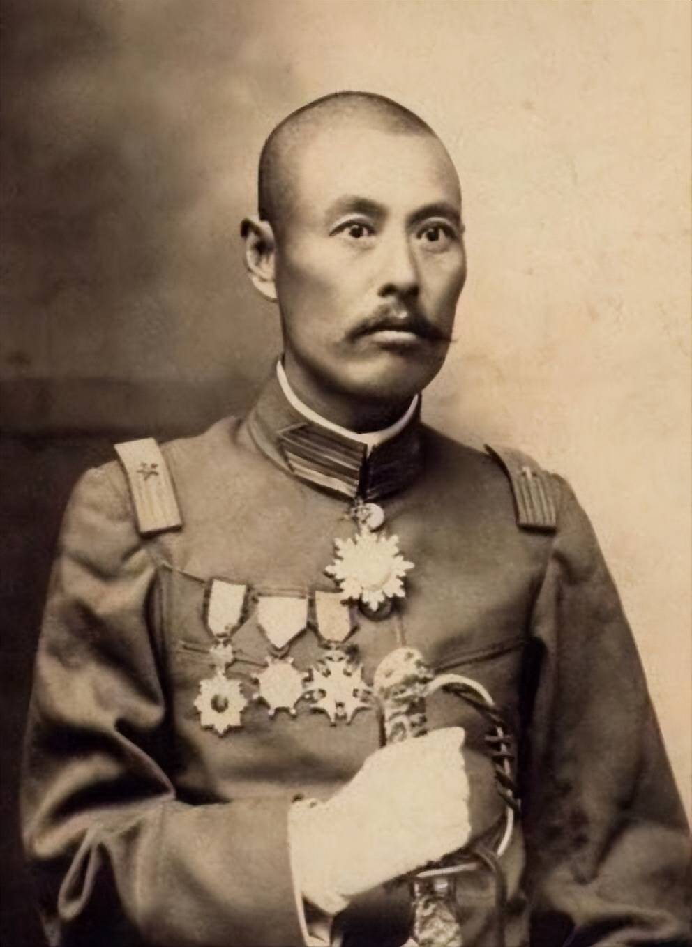 吴佩孚夫人把16岁丫鬟,半夜推进丈夫卧室:我已老,您把她收了吧