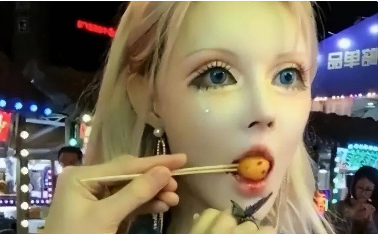 "整容上瘾"桃花宝宝:花费近百万动刀千次,整得连亲妈都不敢认