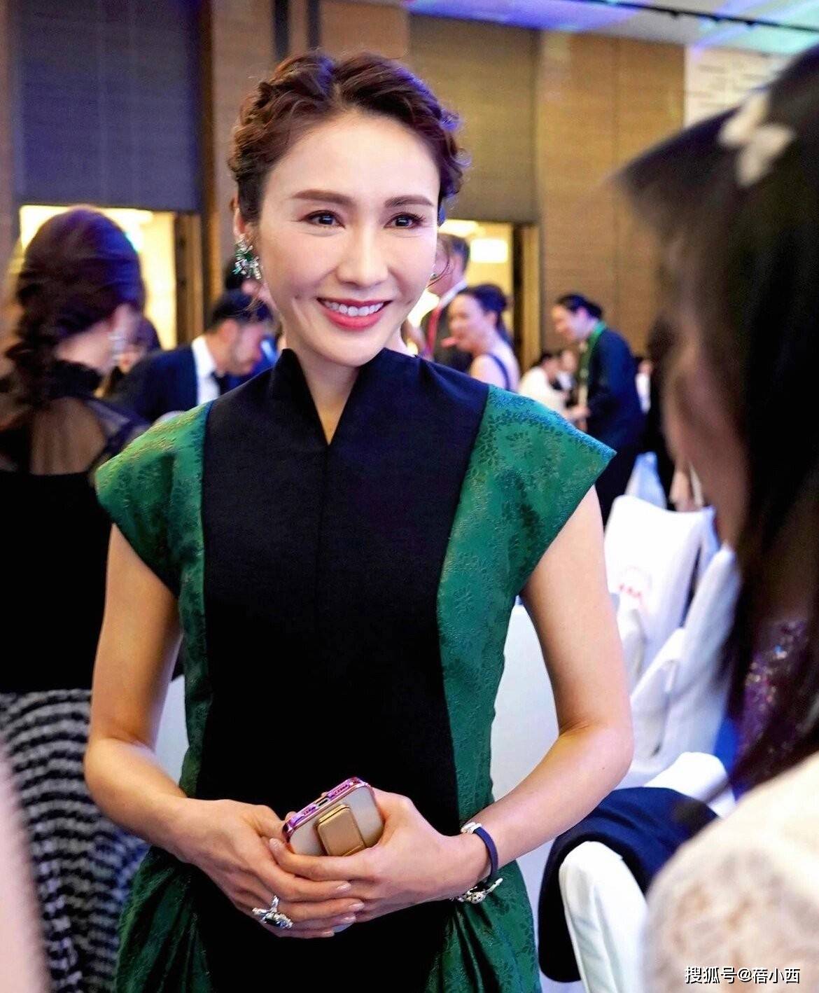 52岁黎姿与富豪太太们高调庆生!穿西装衬衫,高级洋气又显贵