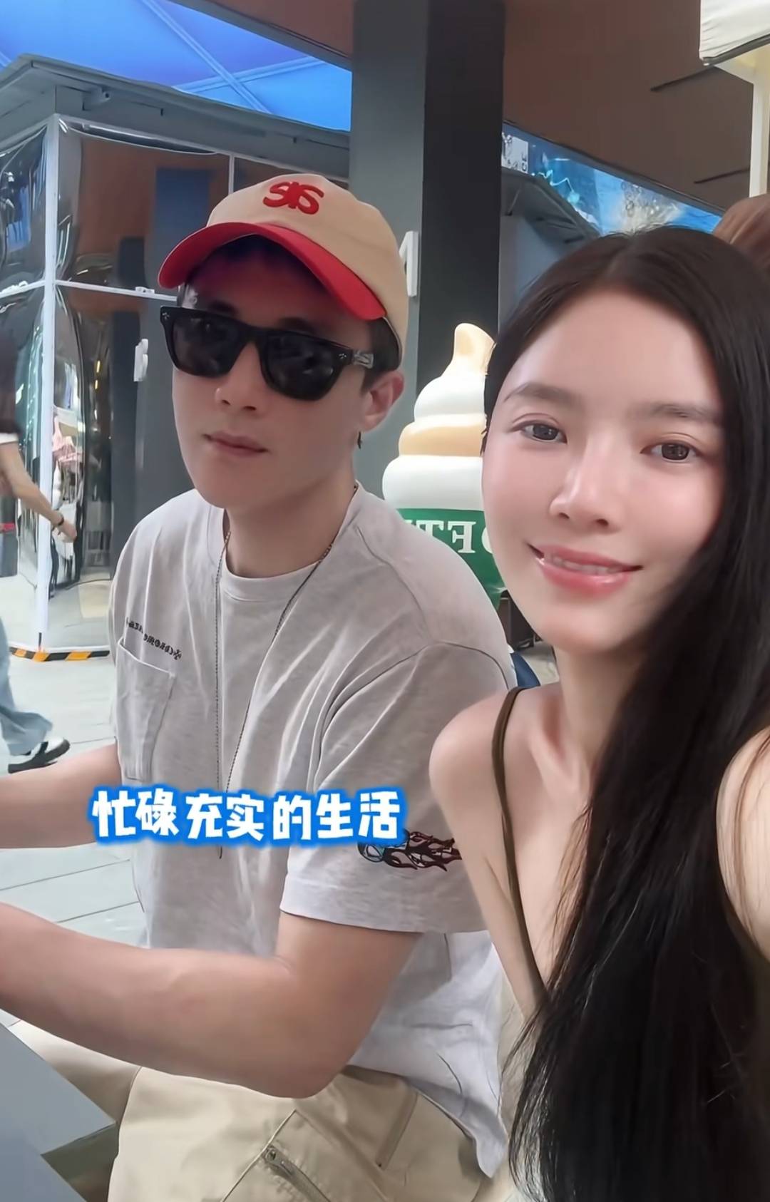 王灿女儿生病住院杜淳陪床主打松弛姿势妖娆占女儿大半病床