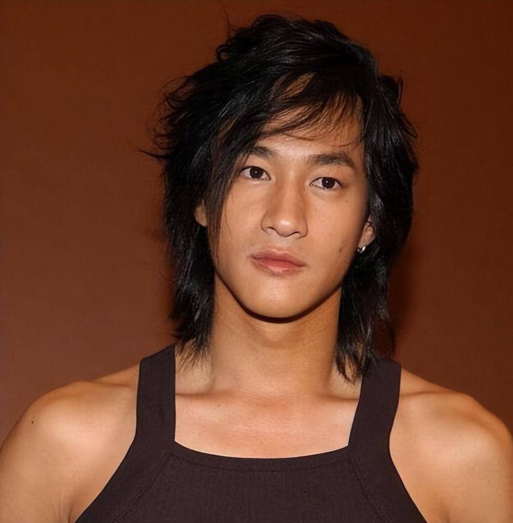 何润东:曾三次表白孙俪被拒,41岁迎娶柜姐,恩爱多年无子也幸福