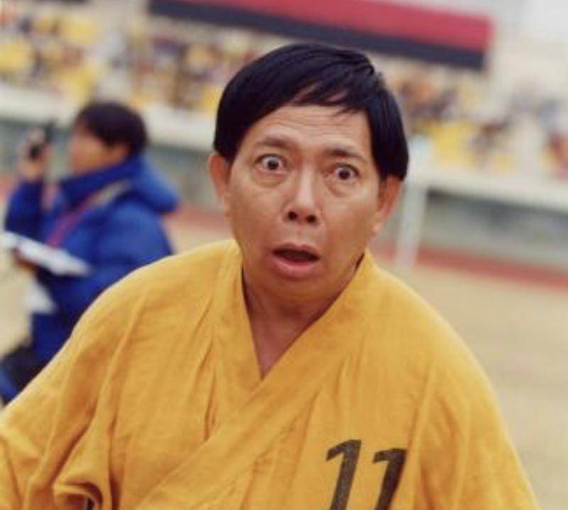 46岁遇伯乐,竟因8个酒瓶分道扬镳,周星驰于黄一飞,有恩也有怨