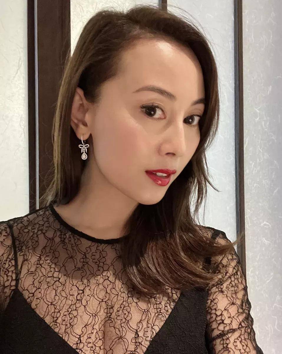 从"一脱成名"到全能女神,袁嘉敏的蜕变之路