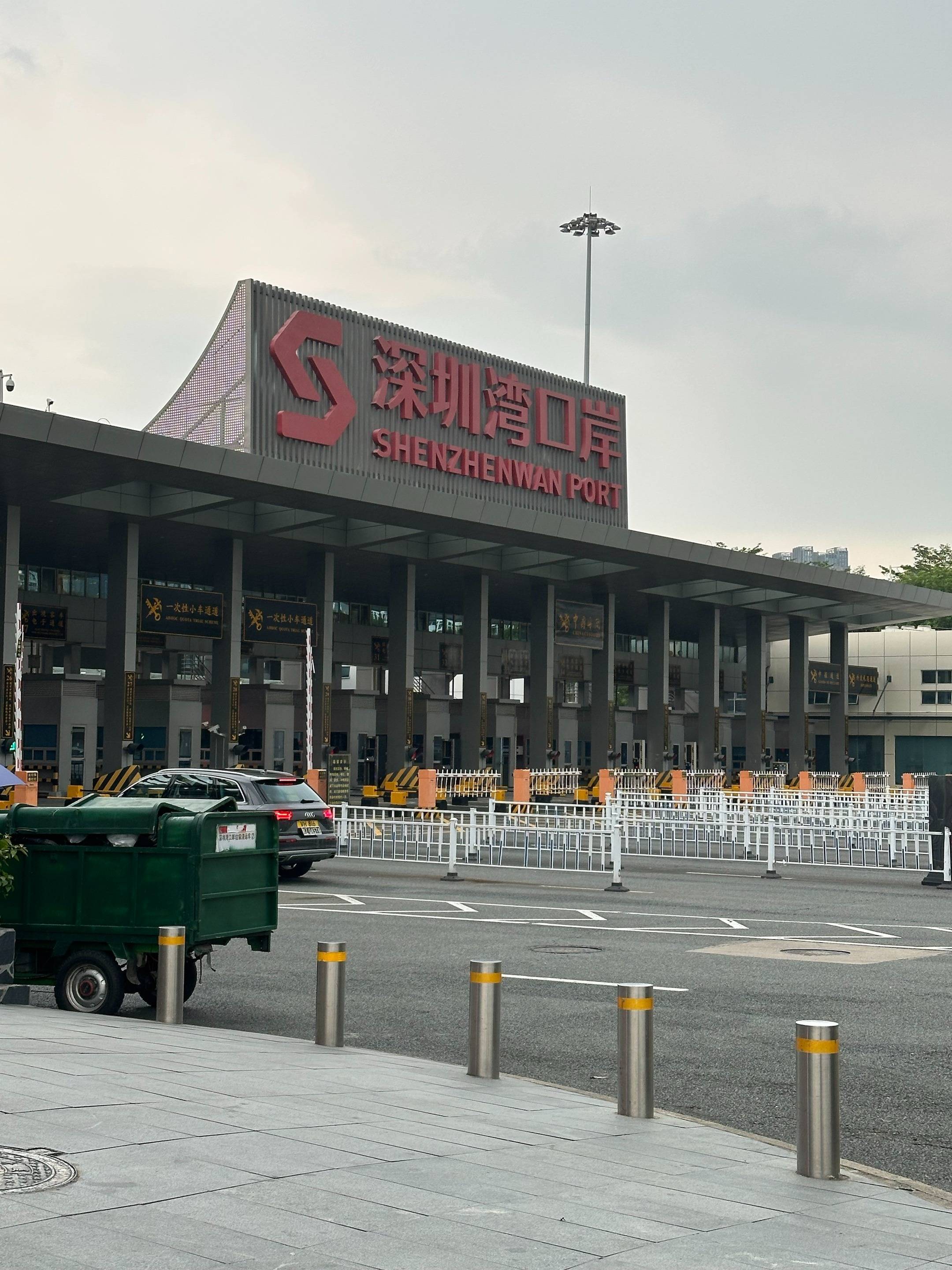 行驶路线涵盖了多个重要的边境口岸如皇岗