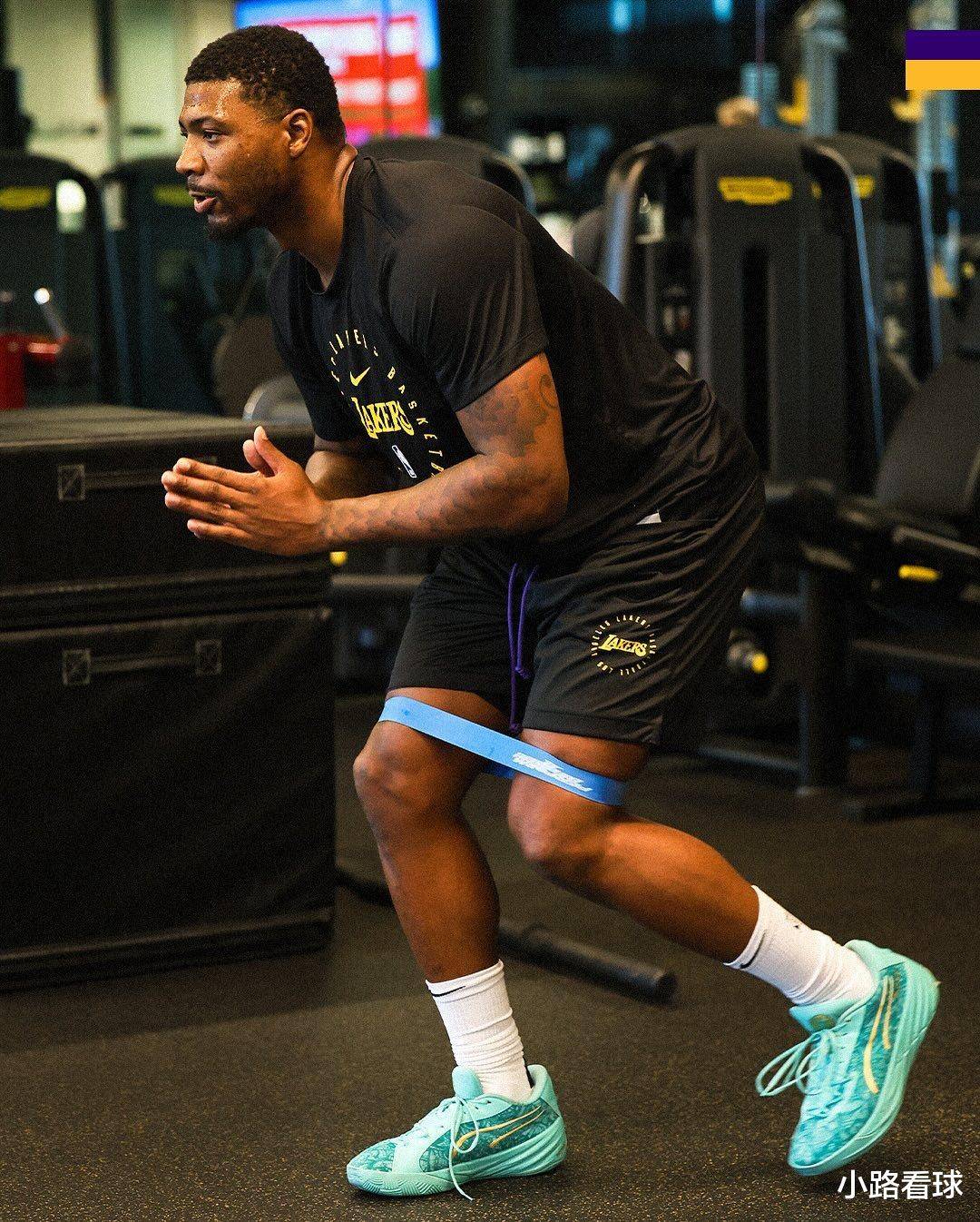 斯玛特谈防守:谁更具对抗性比赛势头就在哪一方 这是我们的信条_德安德烈艾顿新赛季期待_湖人队新援马库斯斯玛特表现