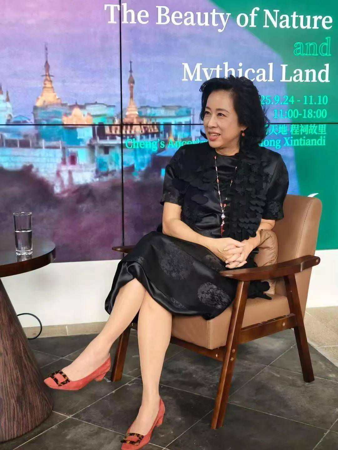 67岁朱玲玲举办摄影展丈夫罗康瑞现身支持在台下望妻尽显爱意