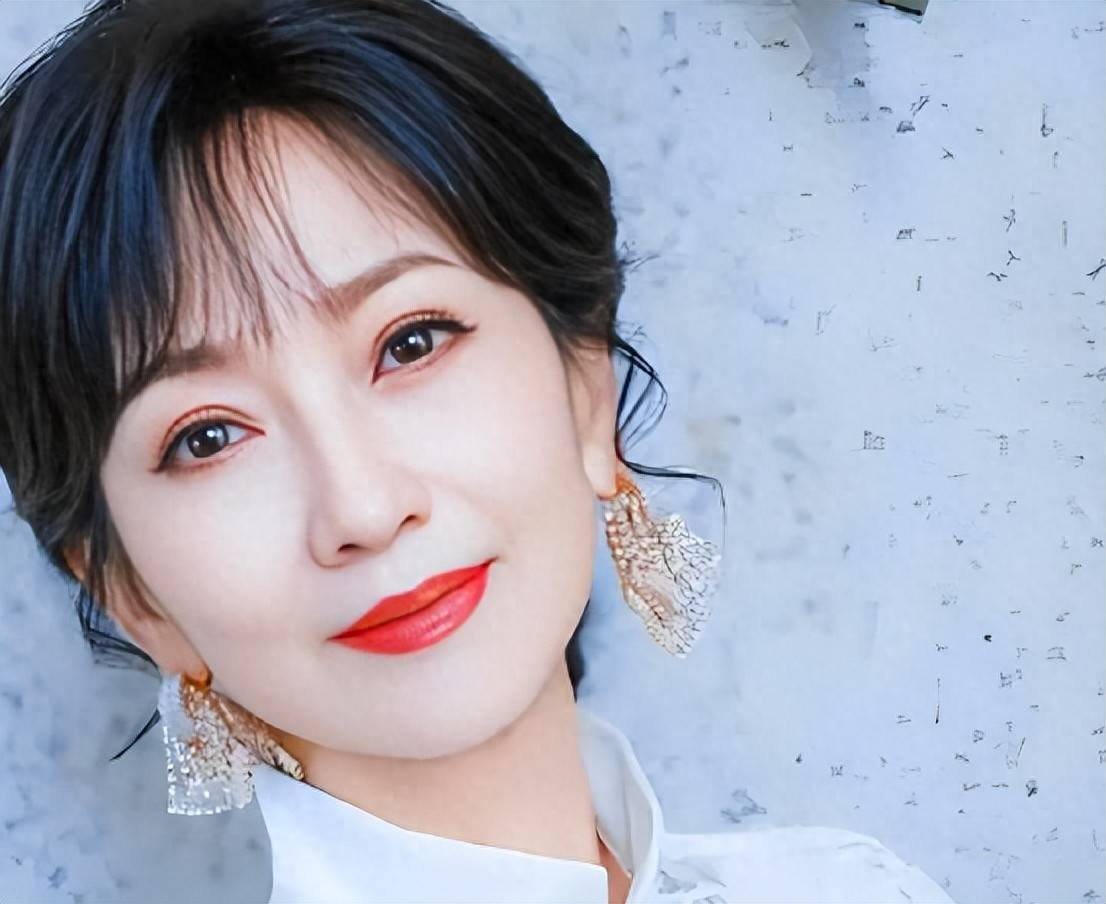 71岁赵雅芝南京吃火锅,皮肤松弛满脸皱纹,网友:不老女神真老了