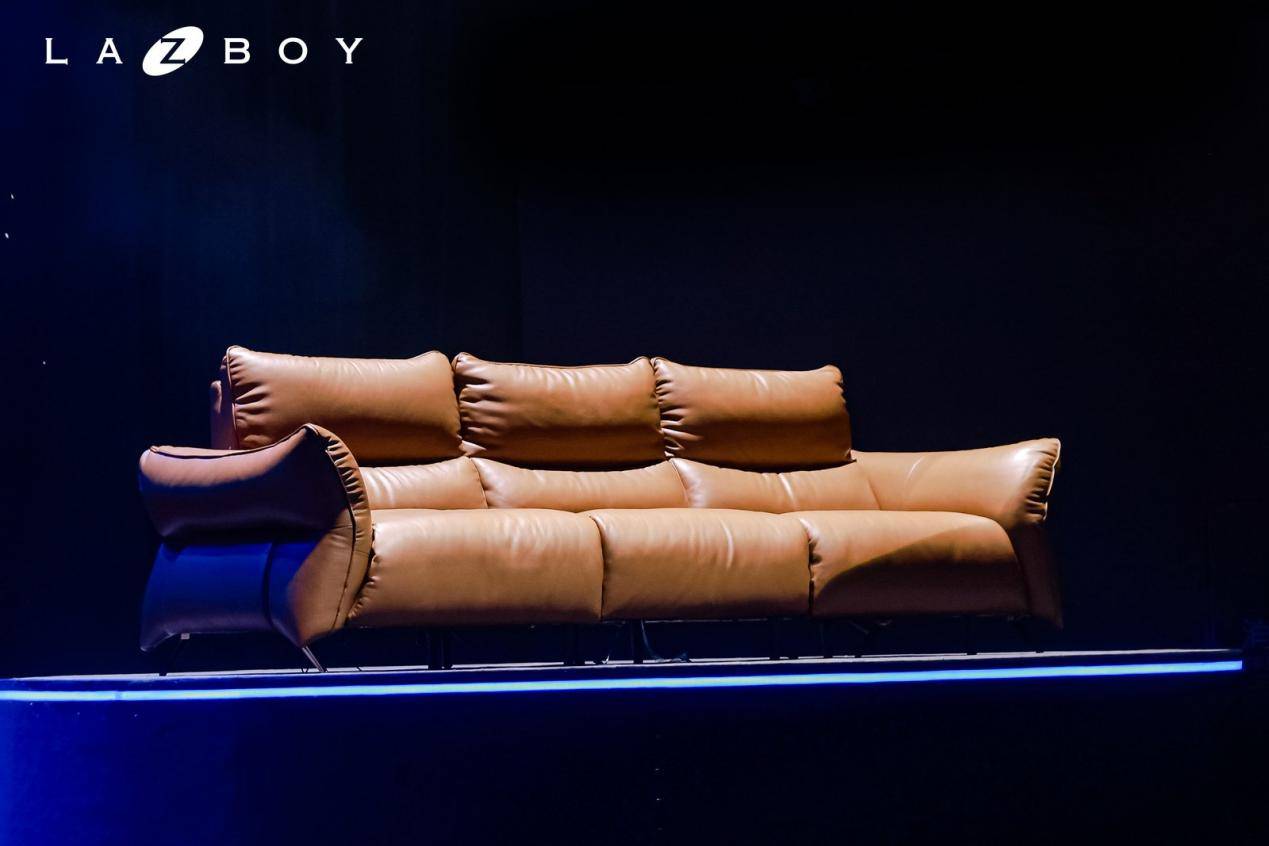 以科技重塑舒适答案,智启功能沙发交互新时代