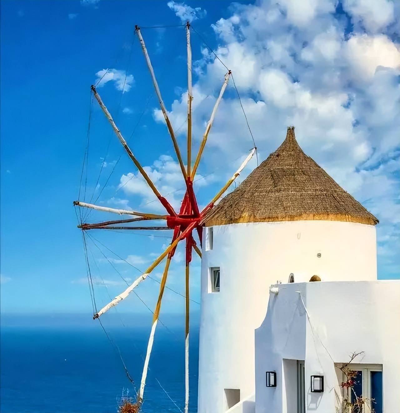 他们精心策划了这次旅行不仅要打卡圣托里尼岛的蓝顶白墙还要登上