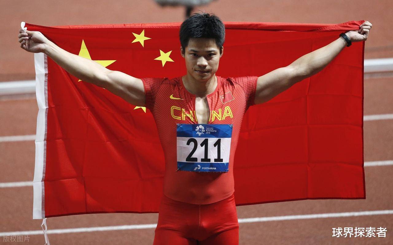 他如一道红色闪电划破天际,以9秒99的成绩震惊世界;2021年东京奥运会