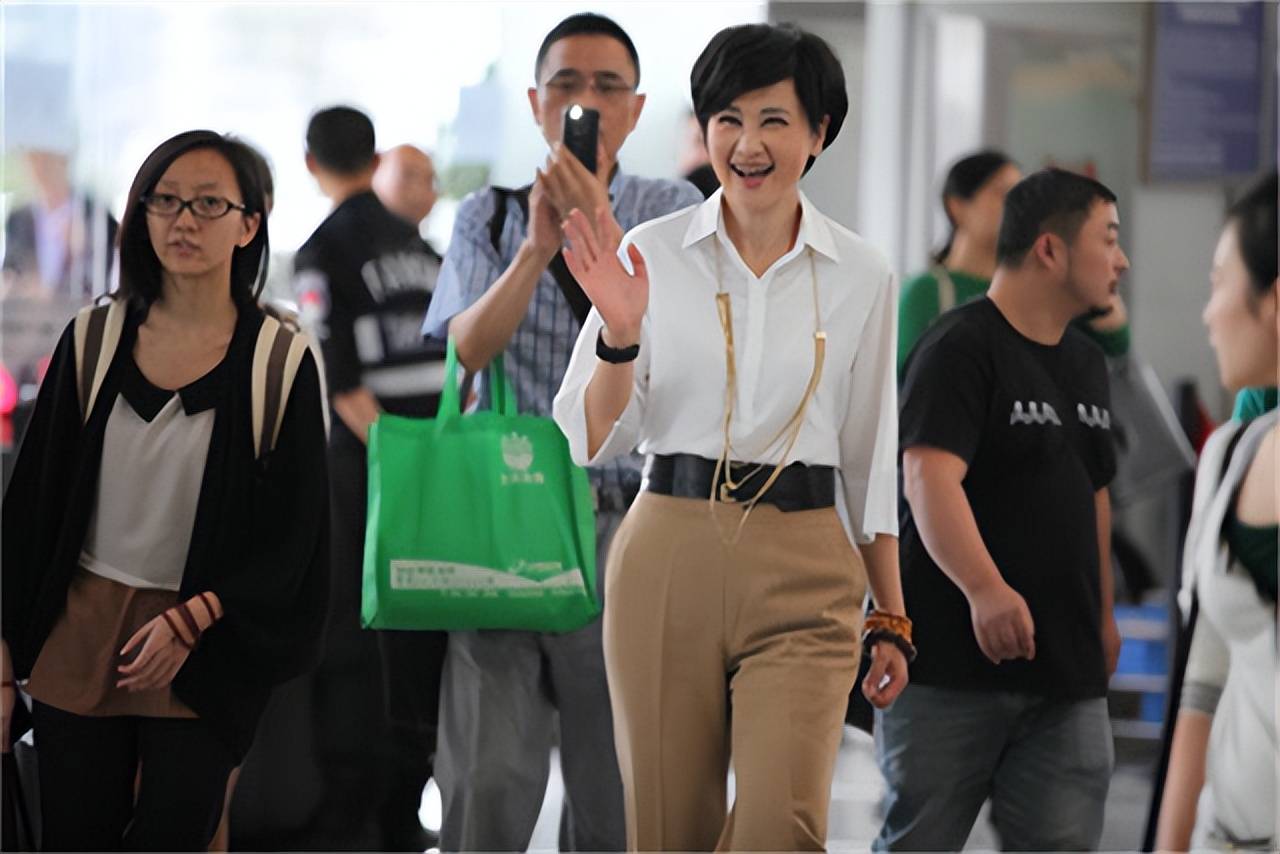 "凤凰卫视一姐"吴小莉,才貌双全为何却嫁给了大25岁流浪歌手?