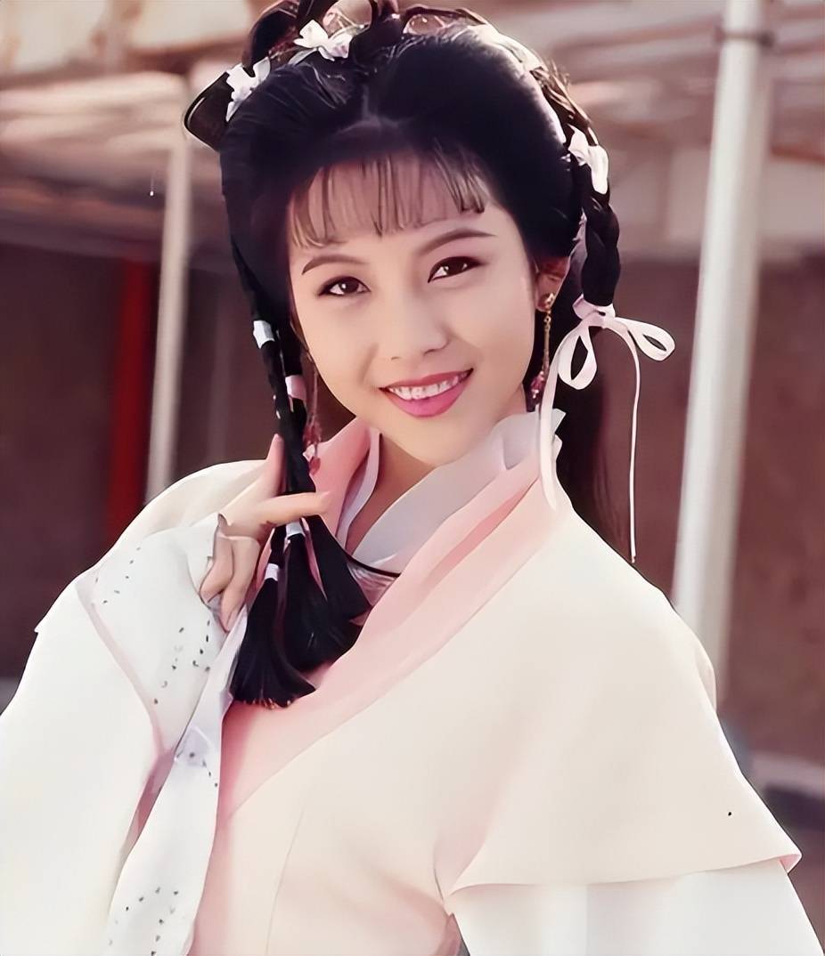 蔡少芬全家教堂献唱,俩女儿都像妈长相一般,儿子像张晋帅气可爱