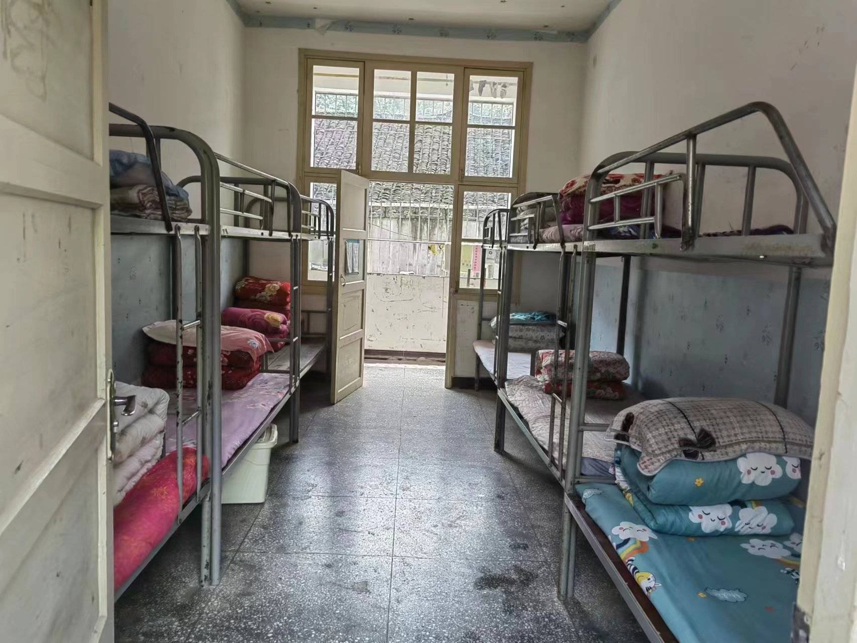 初中8人寝睡9人后续:校方连夜整改,校长透露整改效果