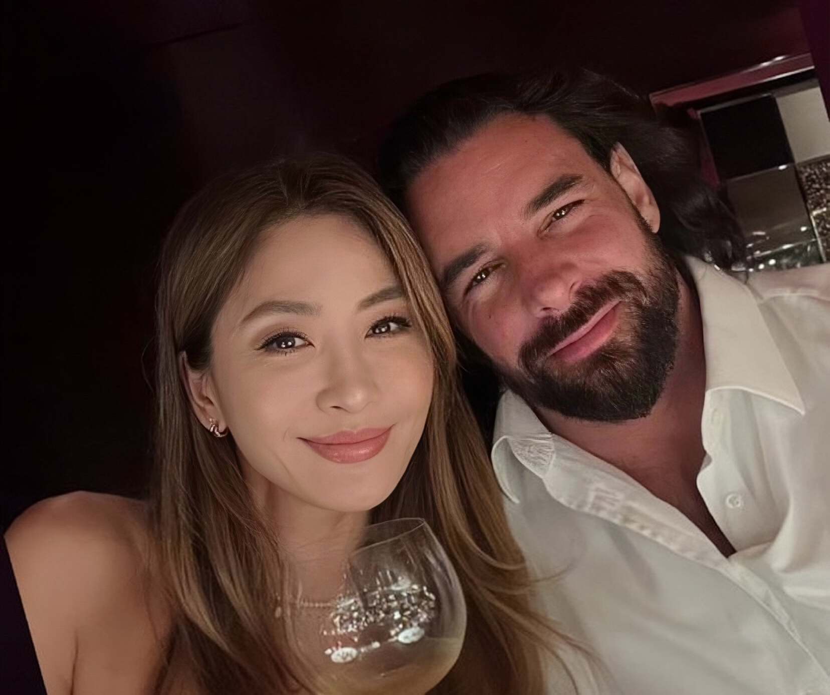 香港名模庆祝结婚13周年,两度原谅外籍老公出轨