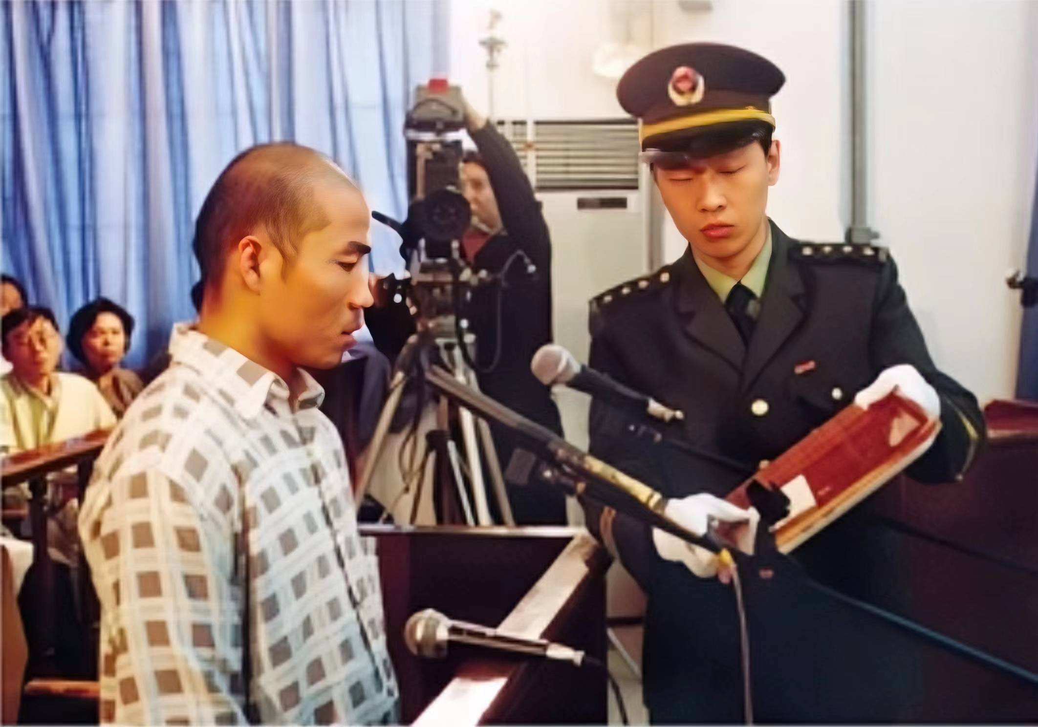 1996年著名女作家惨死家中,女儿回国奔丧,一句话让警方锁定凶手