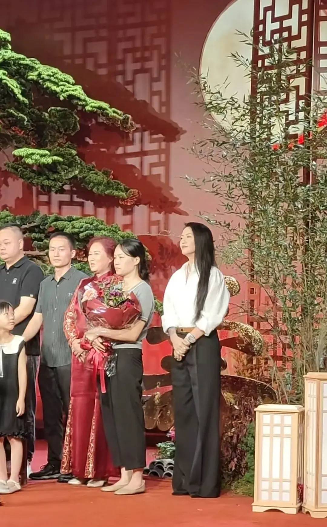 谭维维回富顺给外婆过90大寿不抢c位致辞完毕后主动站后排边上