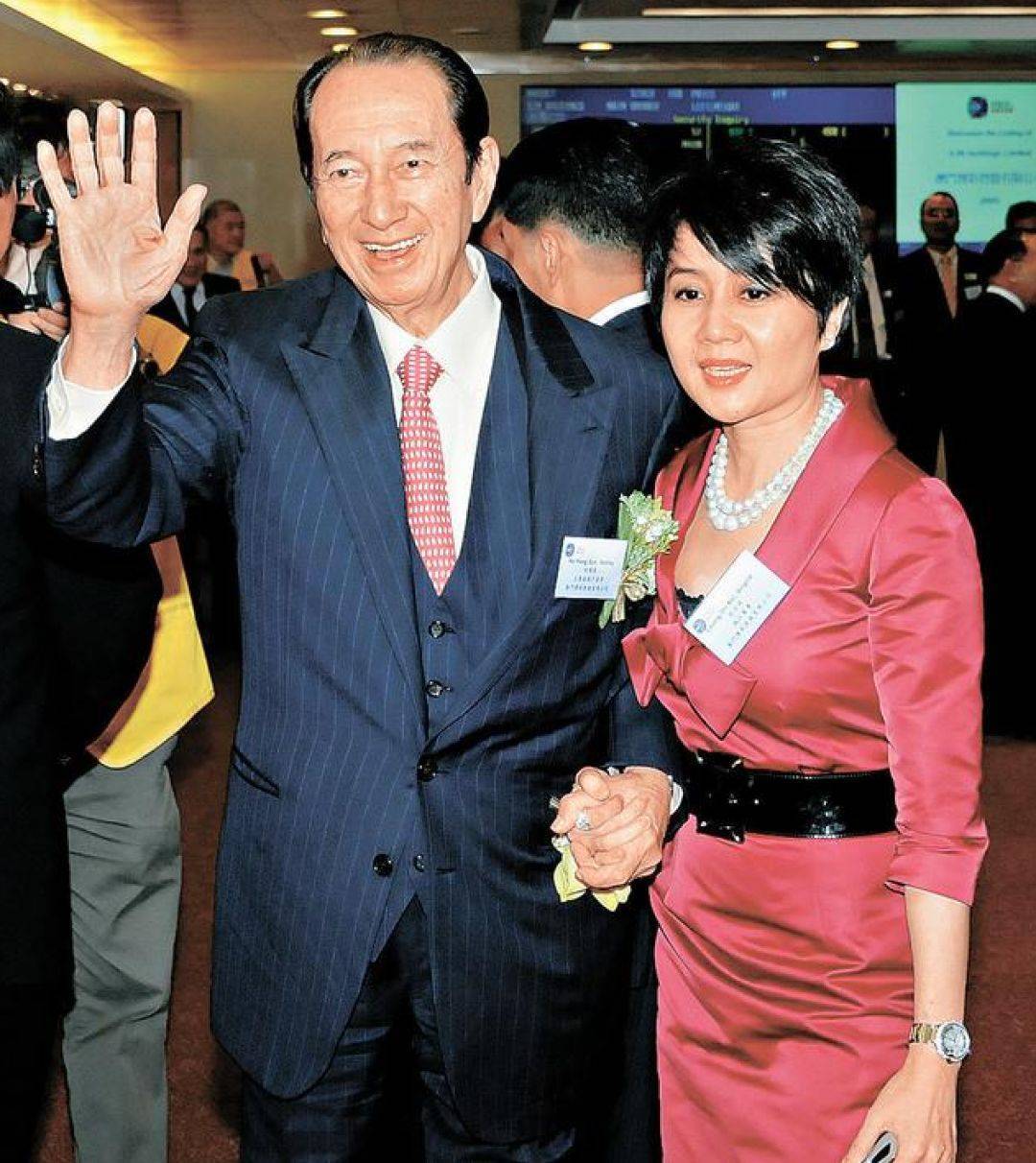 你看看何超盈赌王四太梁安琪的女儿2018年结婚时那阵仗简直了