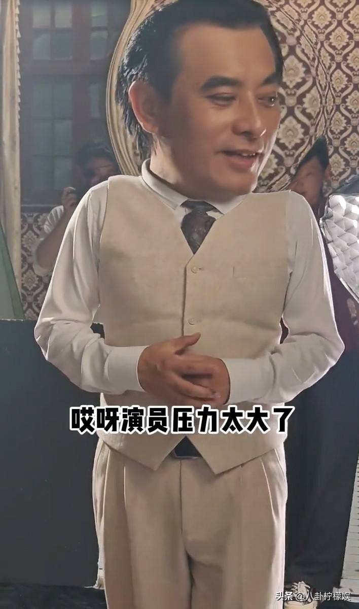 陈龙剧组拍亲密剧照,老婆章龄之探班,现场打翻醋坛子揪陈龙耳朵