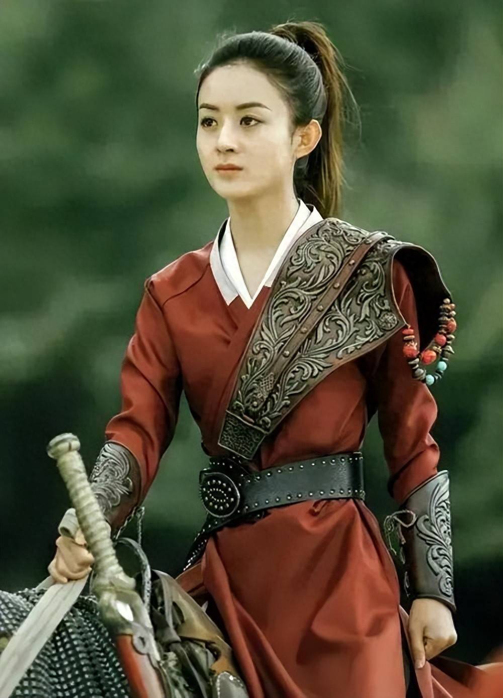 赵丽颖与杨幂的男装造型,谁更深得你心呢?