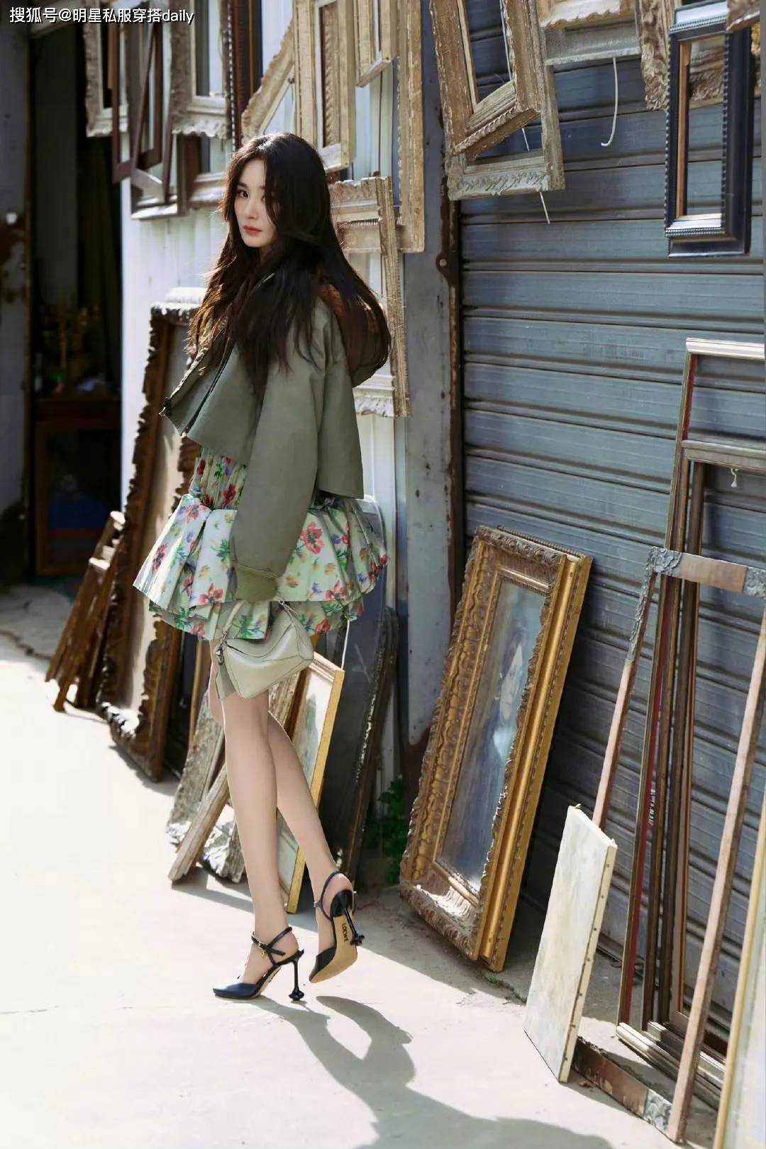 杨幂美到骨子里了穿绿色短款外套搭碎花短裙身材好到让人尖叫
