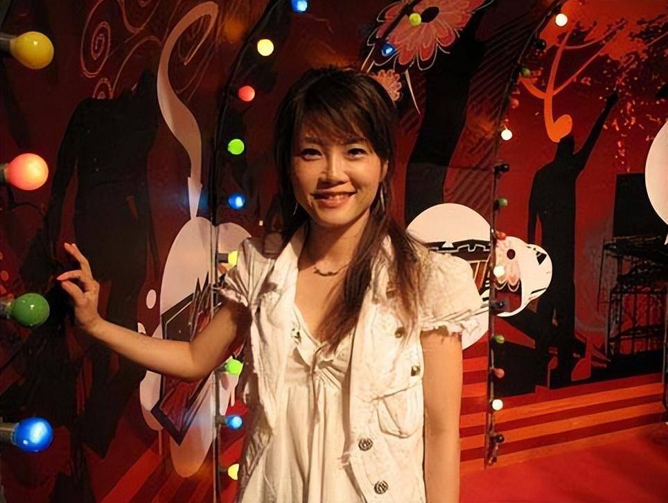 7岁跳楼,14岁打工,36岁被生父告上法庭,戴娆的人生太难幸福