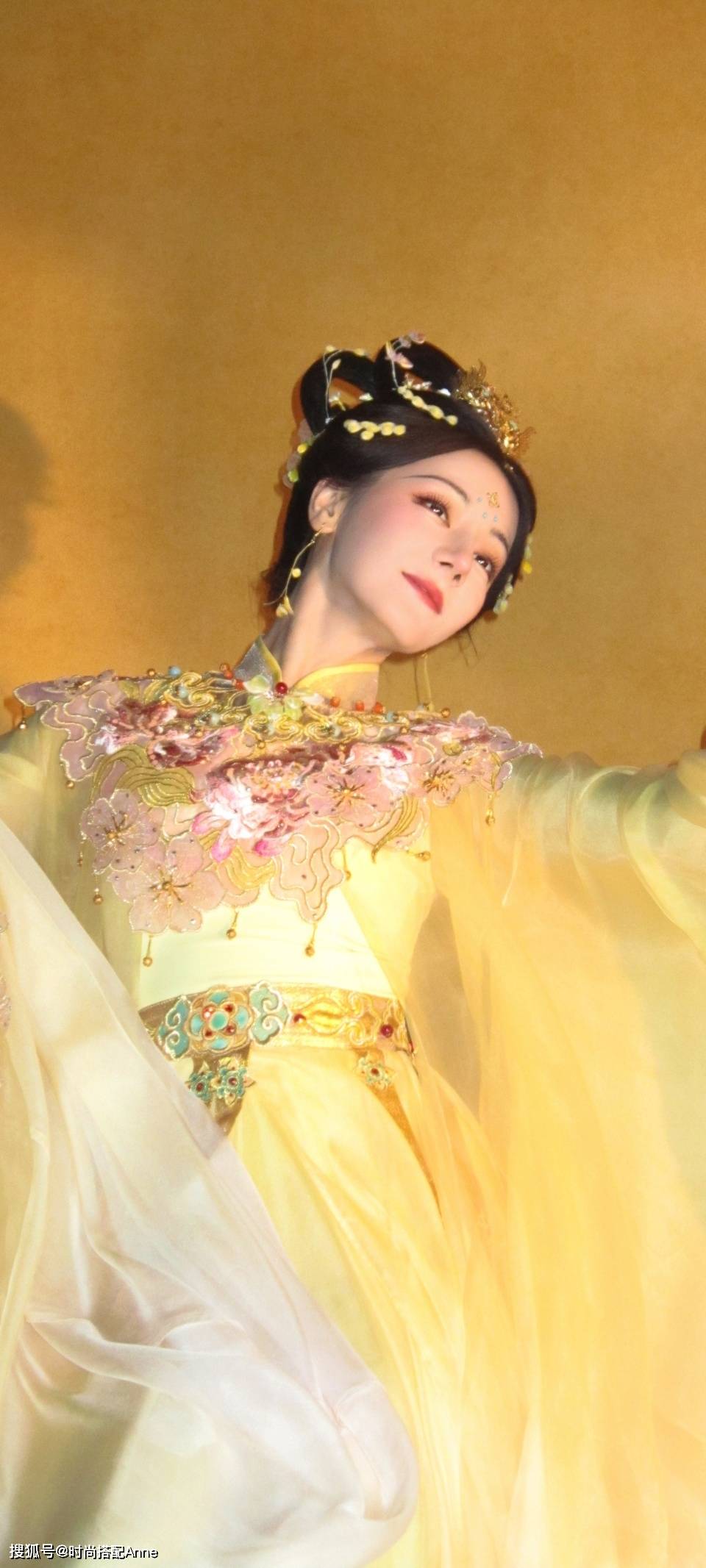 迪丽热巴中秋美出圈!敦煌风服饰配圆月,这才是东方美学天花板