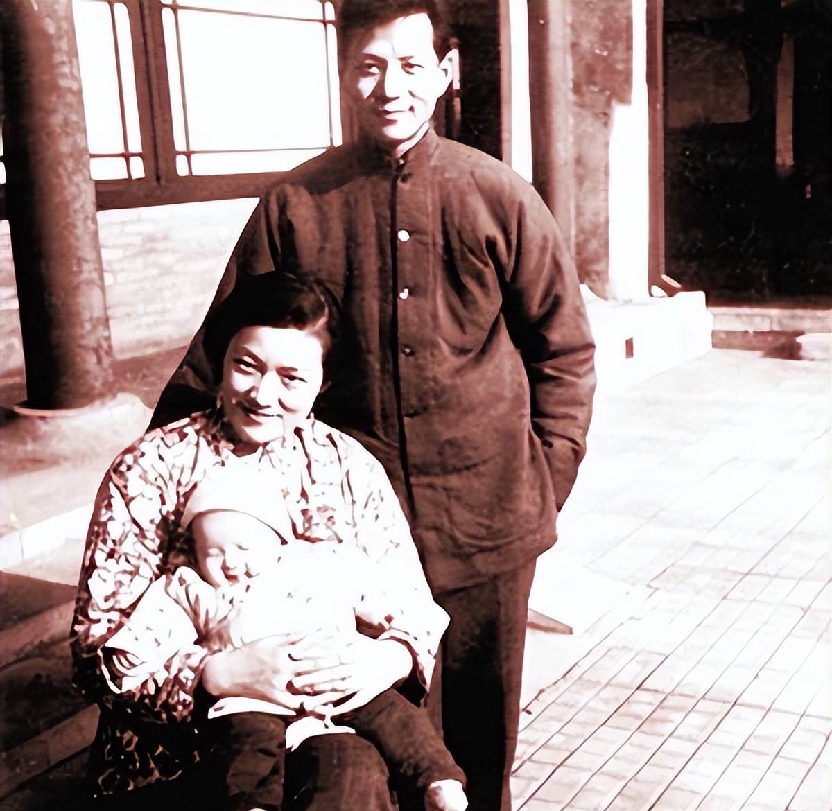1956年,章含之和未婚夫洪君彦合影,她21岁,长相出众,气质不凡_毛主席_乔冠华_洪晃