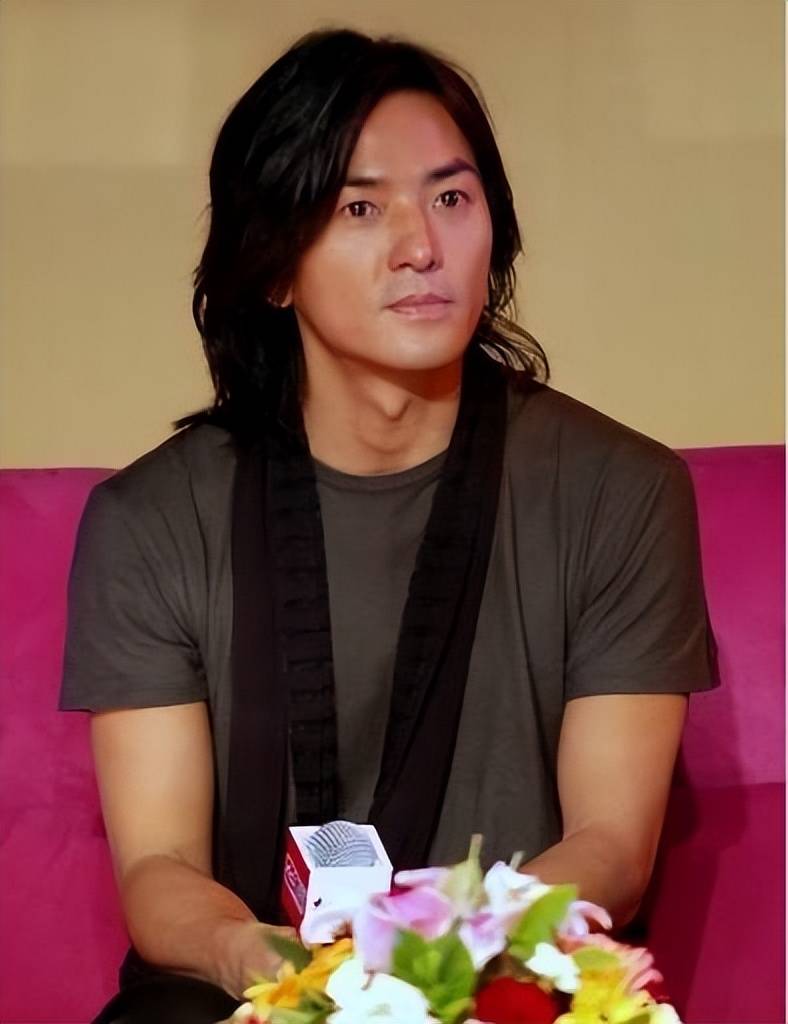 1999年,郑伊健甩邵美琪,牵手梁咏琪,现在落魄被陈小春一语道破