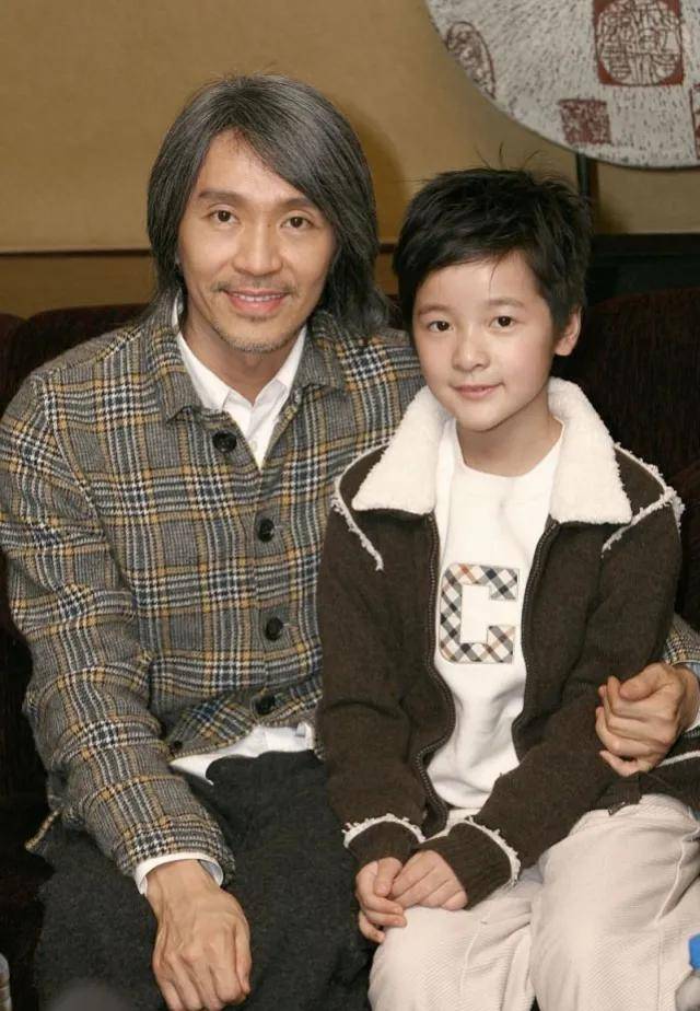 时间回溯到2006年,年仅9岁的徐娇在一次面试中被周星驰一眼相中,反串