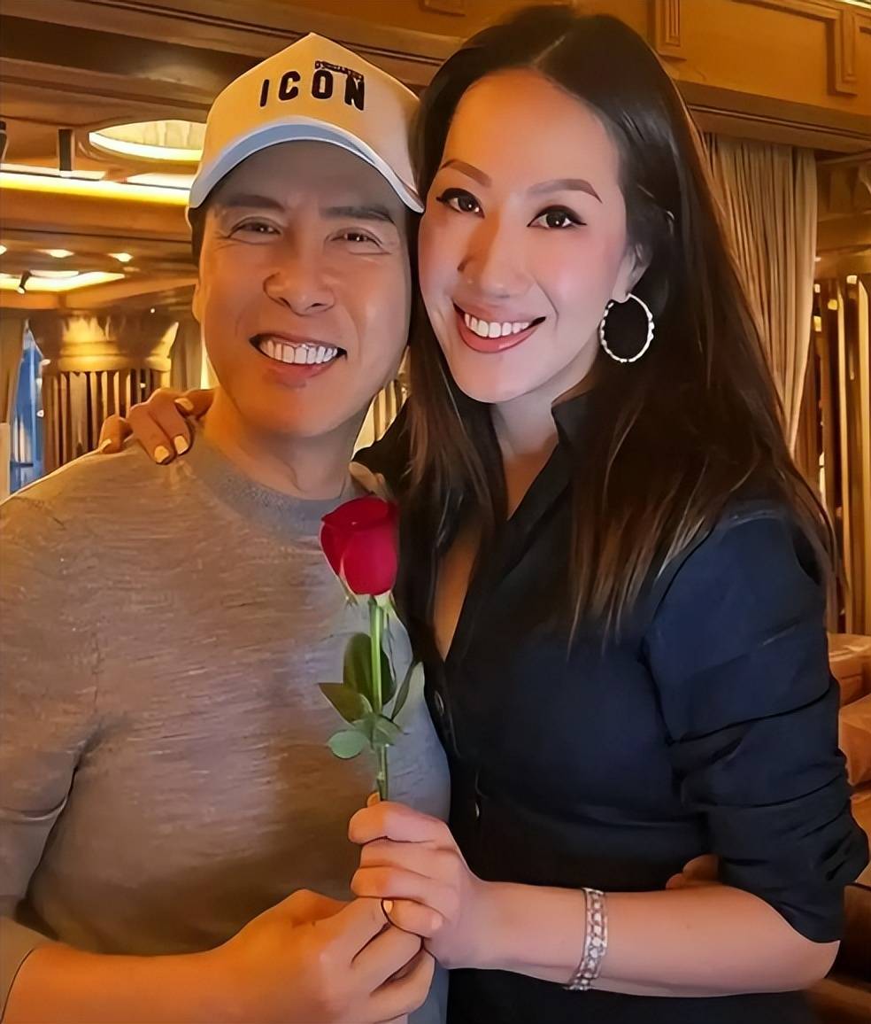 62岁甄子丹与妻子汪诗诗为68岁岳母庆生,岳母好年轻比妻子漂亮